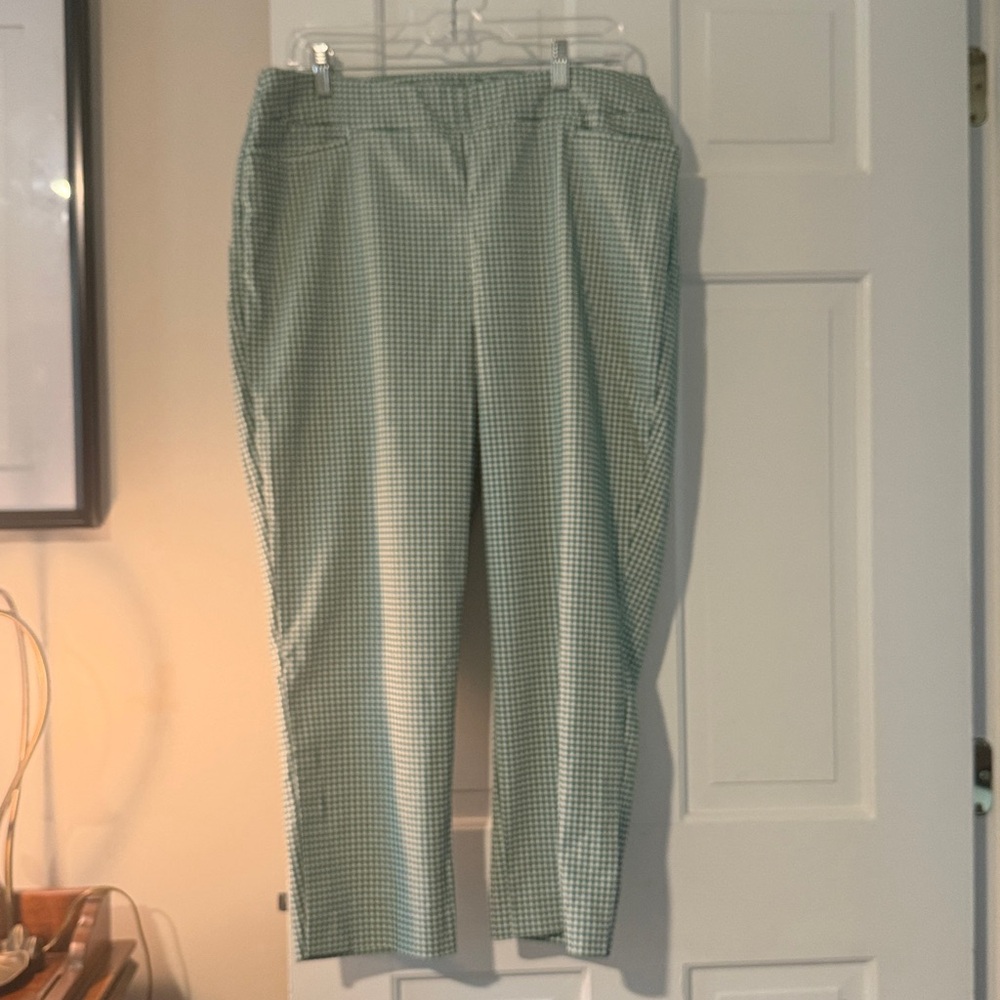 Chico's Kelly Green  and White Gingham Capris. Size 2.5/14
